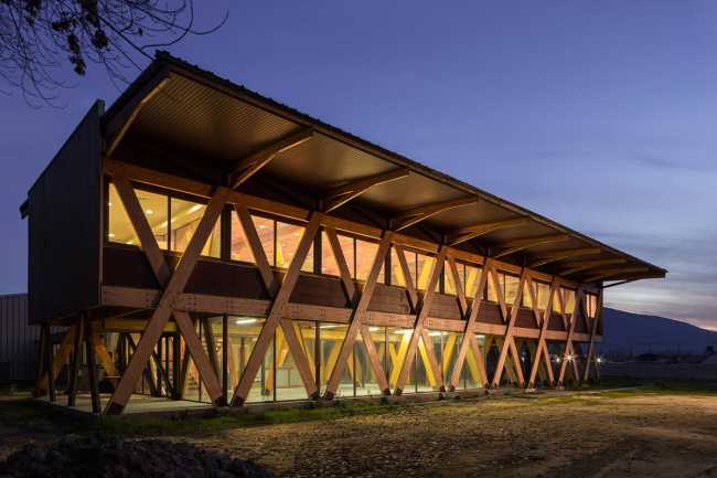 sede aziendale in legno illuminata di notte