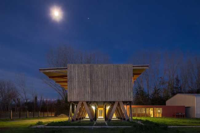 sede aziendale in legno di notte