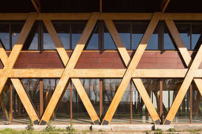 dettaglio facciata in legno a x