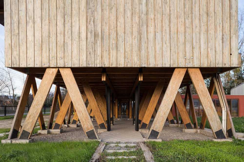 dettaglio facciata in legno a x