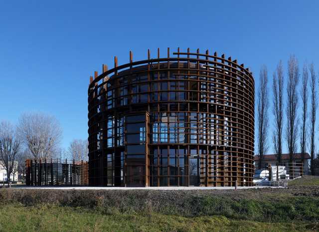 struttura in legno e vetro circolare