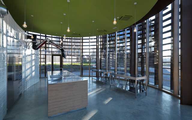 Interno struttura dello sport soffitto verde pareti vetrate