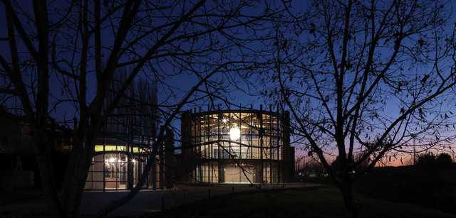 struttura circolare di notte illuminata