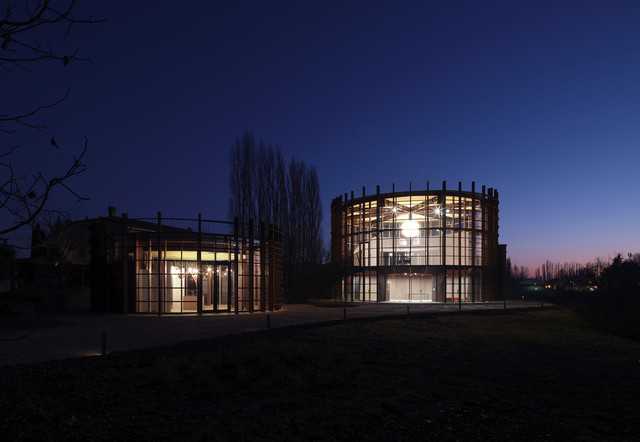 struttura circolare di notte illuminata