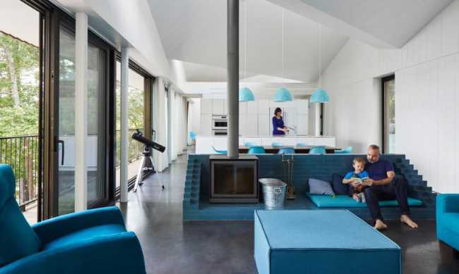 Salotto con divano colorato