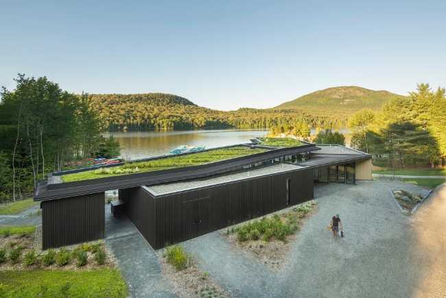 Centro de servicios de arquitectura con techo de madera