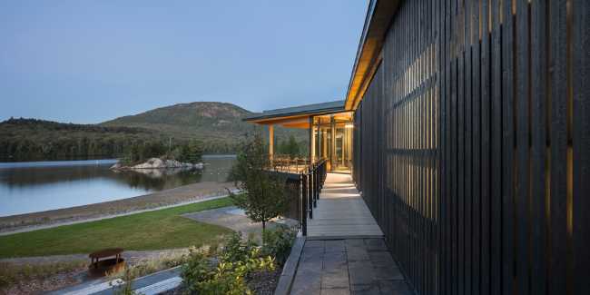 Arquitectura contemporánea de madera con vistas al panorama