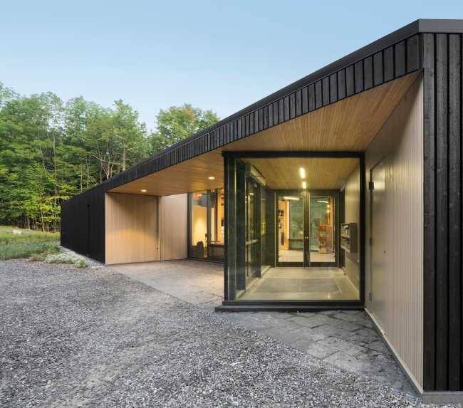 Centro de servicio con formas contemporáneas de madera