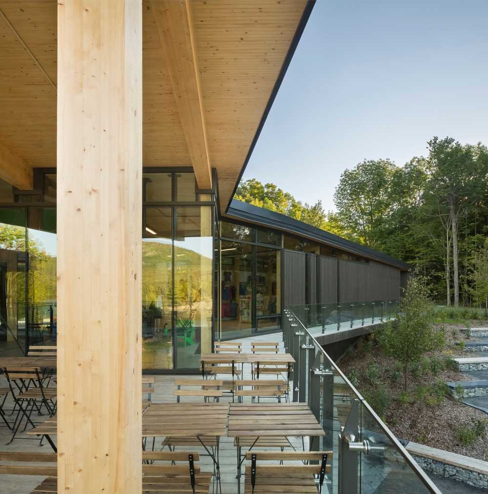 Centro servizi dalle forme contemporanee
