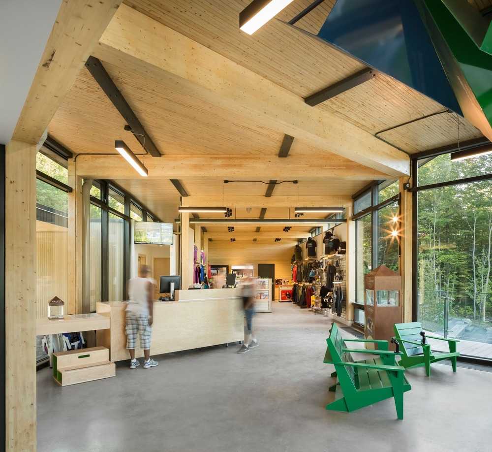Centro servizi dalle forme contemporanee