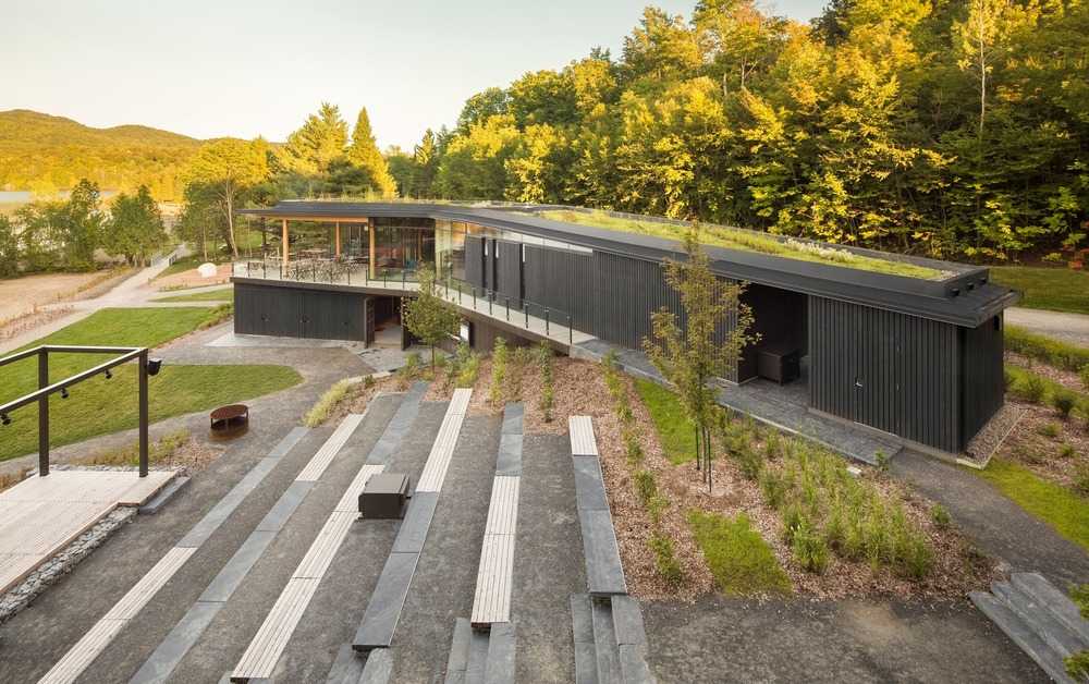 Centro servizi dalle forme contemporanee