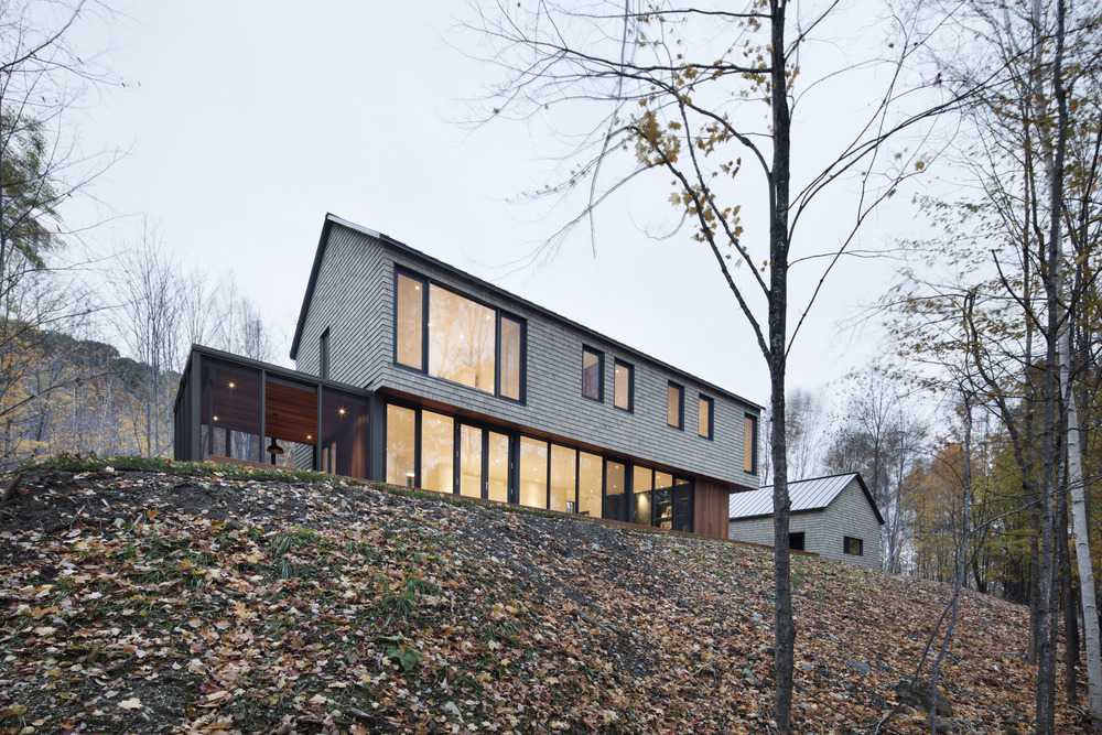 Villa in legno su un pendio
