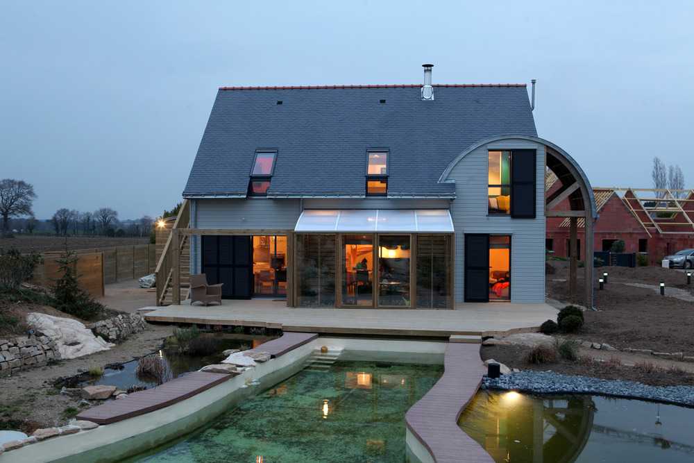 Residenza in legno con piscina esterna