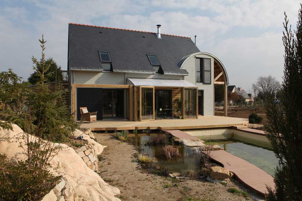 Residenza in legno con piscina esterna
