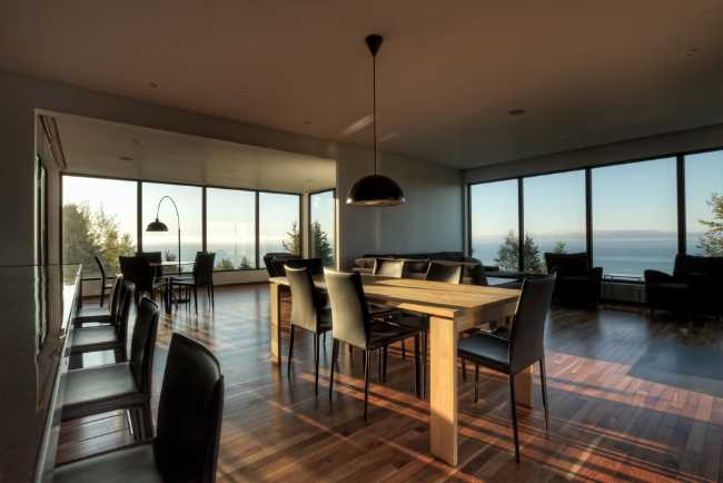 Sala e salotto circondati da vetrate e dal paesaggio circostante