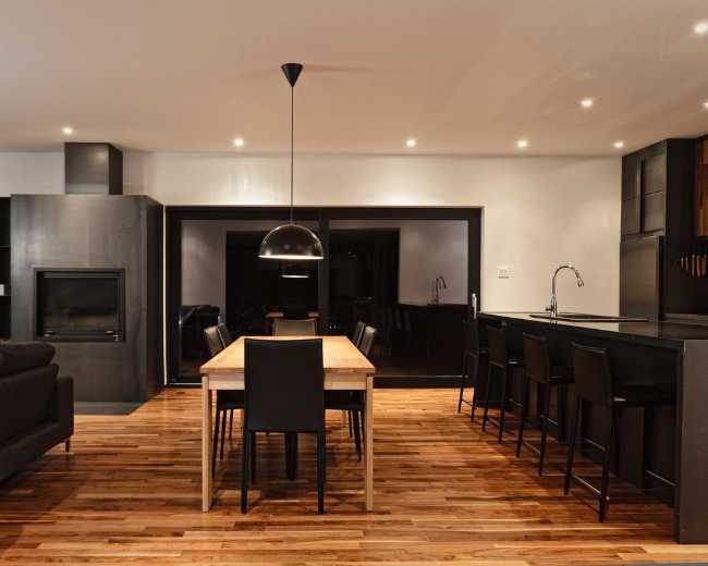 Sala da pranzo e cucina dai colori scuri