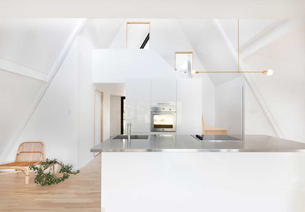 Formes géométriques et bois pour un cottage minimaliste au bord du lac