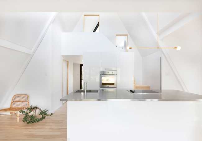 Geometric shapes and wood for a minimalist cottage by the lake