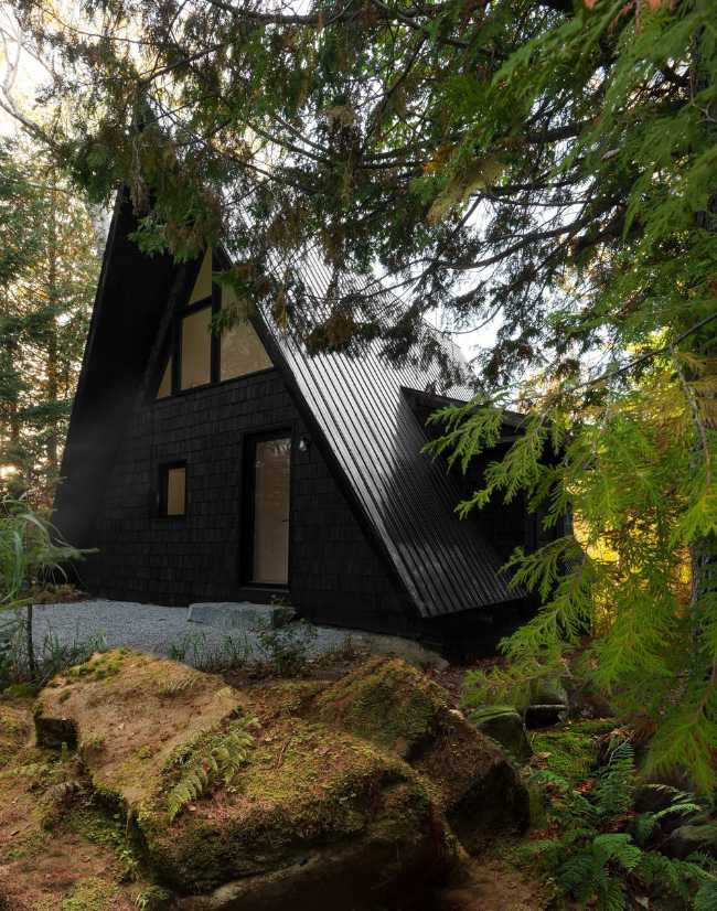 Forme geometriche e legno per un cottage minimalista sul lago