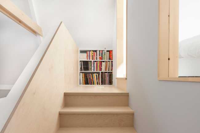 Forme geometriche e legno per un cottage minimalista sul lago