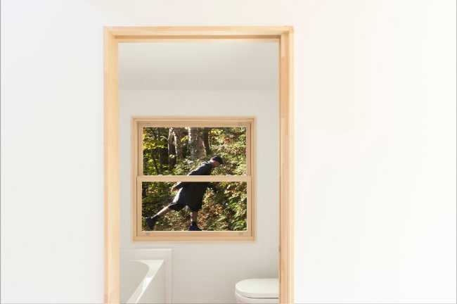 Forme geometriche e legno per un cottage minimalista sul lago