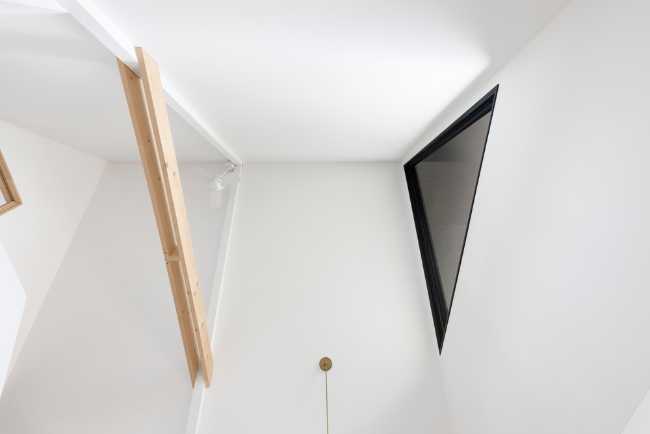 Forme geometriche e legno per un cottage minimalista sul lago