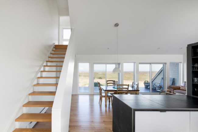 interior cabaña blanco y madera