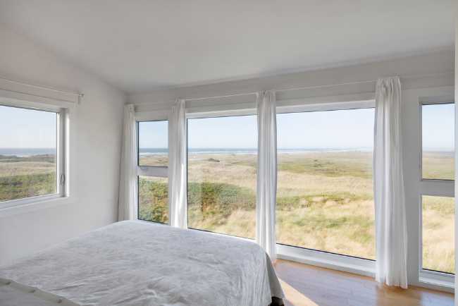 interior blanco acristalado y paisaje