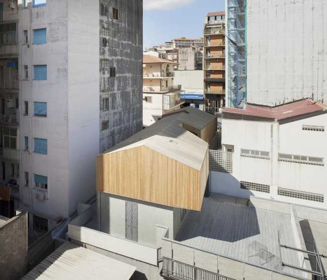 volume in legno con tetto a due spioventi