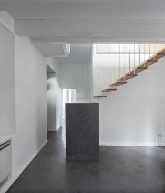 interno bianco e pavimento scuro