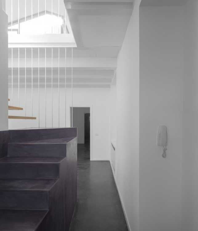 interno bianco e scala grigia