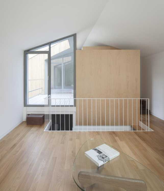 attico in legno e balaustra bianca