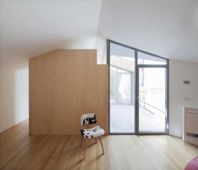 attico in legno e soffitto bianco