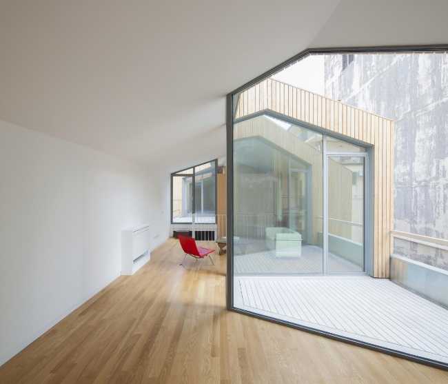 interni bianchi pavimento in legno e vetrata