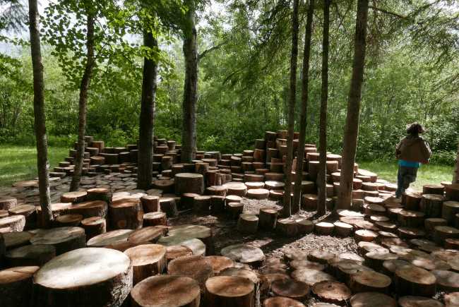 Installazione con tronchi di legno