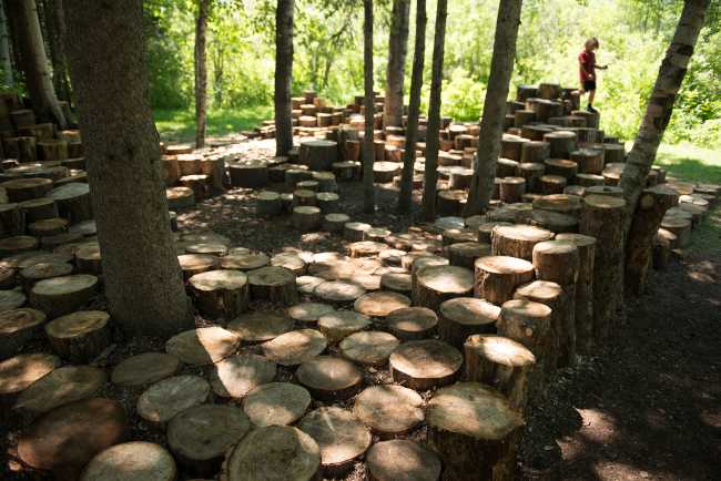 Installazione con tronchi di legno