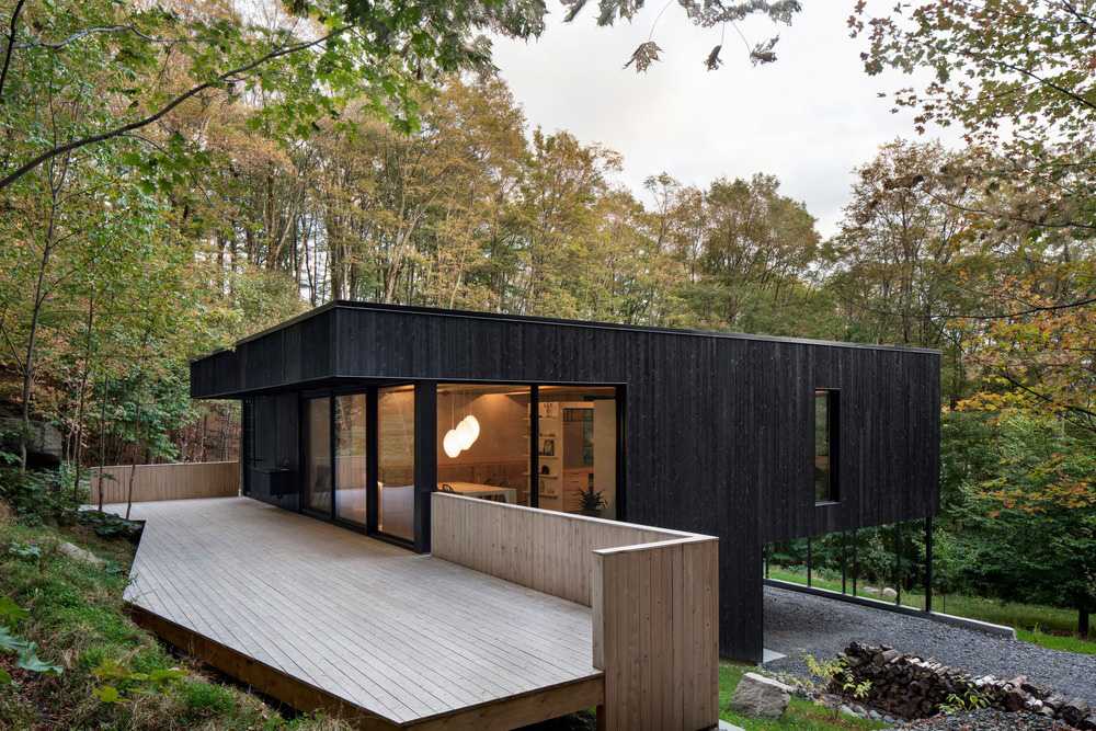 La casa di montagna dove luce e verde dei monti colorano lo spazio