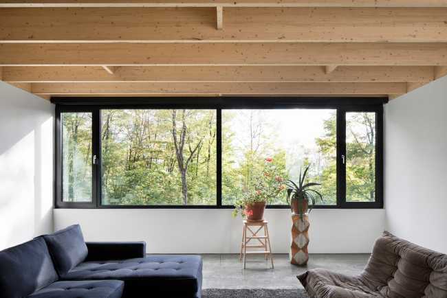 The mountain house where light and the green of the mountains color the space.