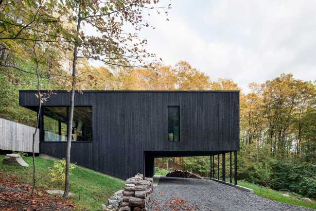 The mountain house where the light and green of the mountains color the space.