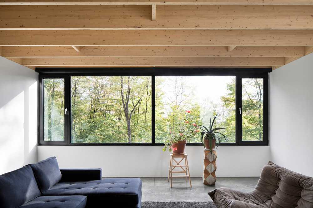 The mountain house where the light and green of the mountains color the space.