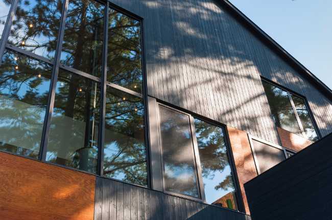 Facciata in legno e vetro