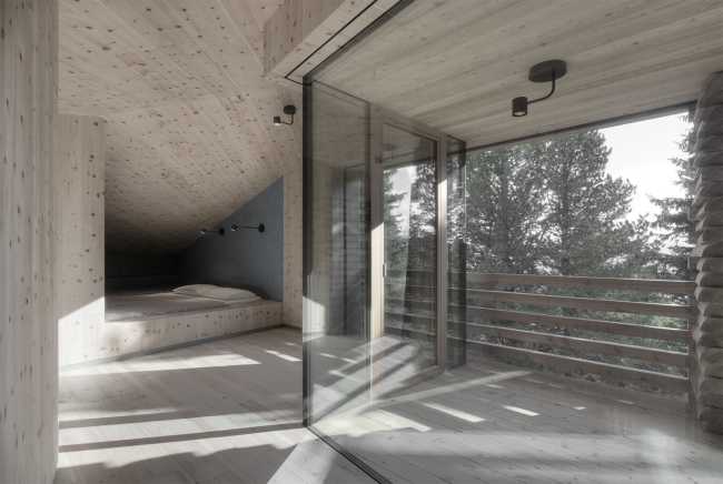 Grandi vetrate e interni in legno