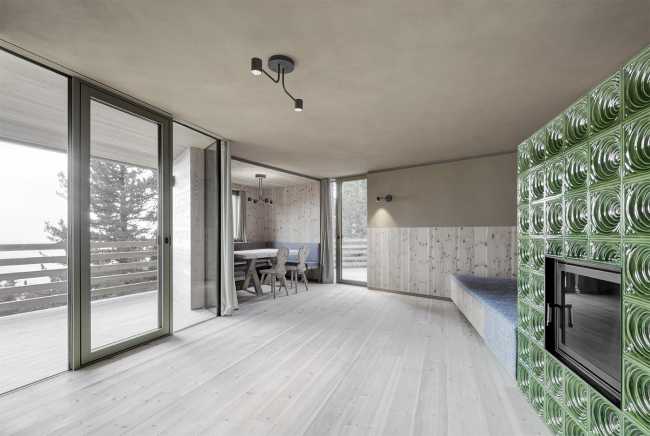 Soggiorno in legno con terrazza sul paesaggio