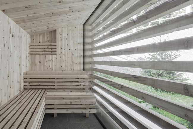Sauna in legno con vista sul paesaggio