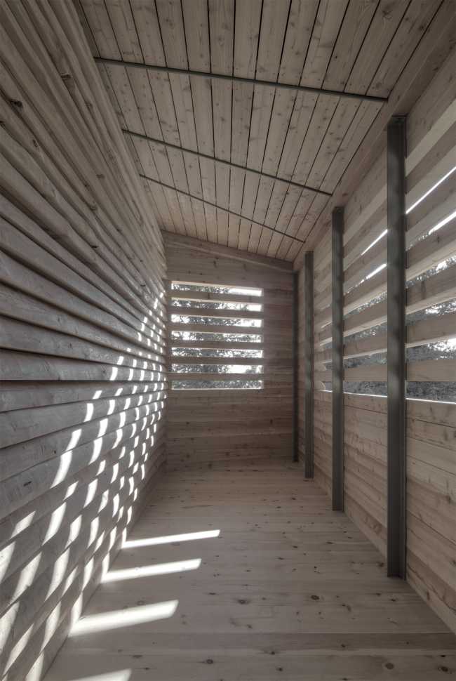 Interni in legno e frangisole che creano un gioco di luci ed ombre