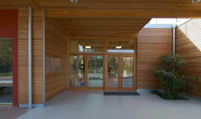 Atrio in legno con vetrata