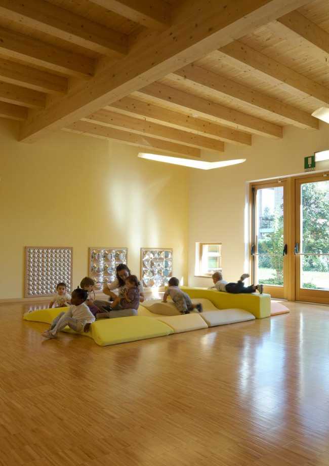 Interni caldi in legno per i bambini di un asilo nido