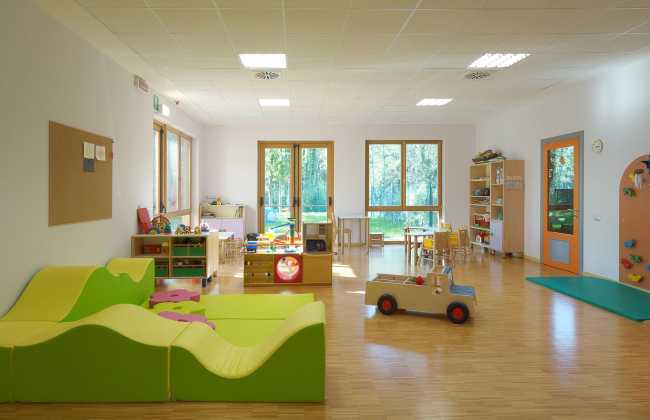 Legno, intonaco bianco e colori per l'interno di un asilo nido