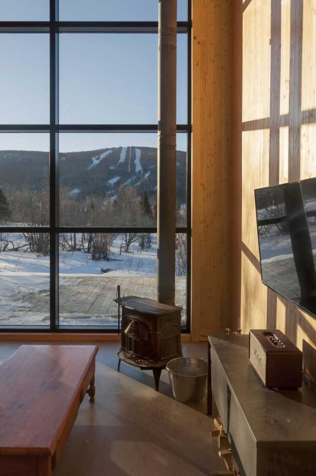 Un rifugio in legno che si fonde nel paesaggio canadese: Wood Duck