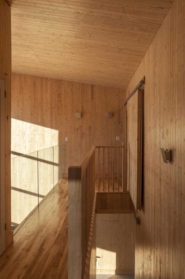 Un rifugio in legno che si fonde nel paesaggio canadese: Wood Duck